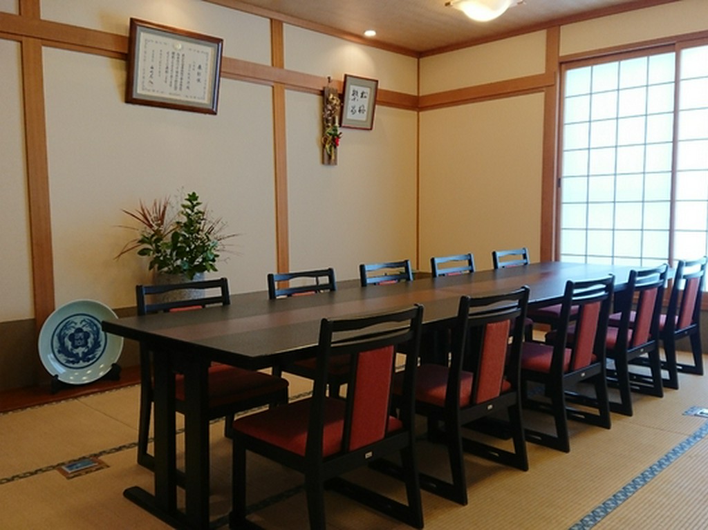 小上がりのテーブル席で寛ぎください。