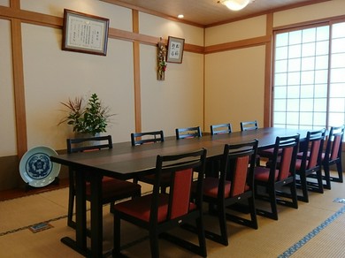 小上がりのテーブル席で寛ぎください。