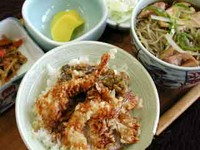 えび天丼とかしわそばがセットになった贅沢なメニュー