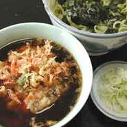 まかないの食事をメニューに取り入れてみました。
ほたての貝柱・桜海老・イカ・ピーマンのかきあげがそばつゆの上にのっていて、これにめんを付け食べます。