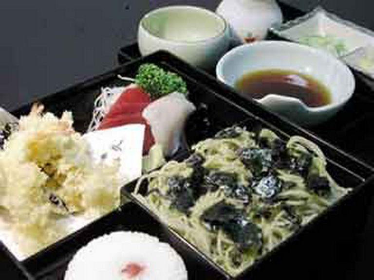 新鮮なお刺身とえび天を盛り合わせた「そば弁当」