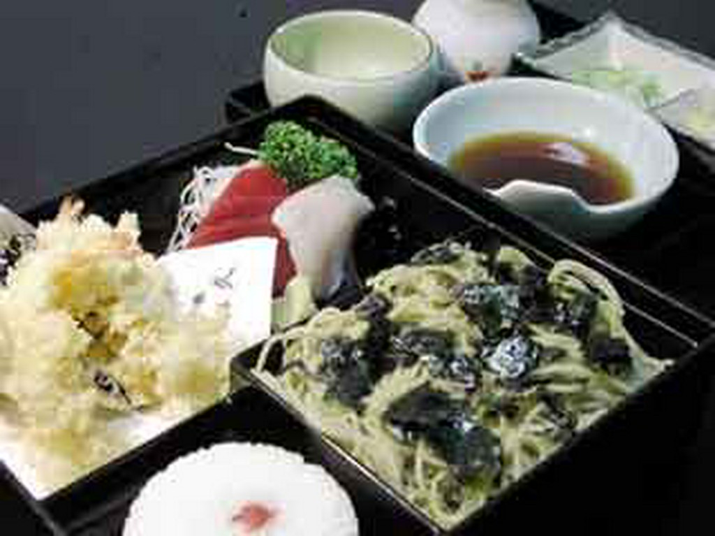 新鮮なお刺身とえび天を盛り合わせた「そば弁当」