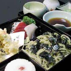 新鮮なお刺身とえび天を盛り合わせた「そば弁当」