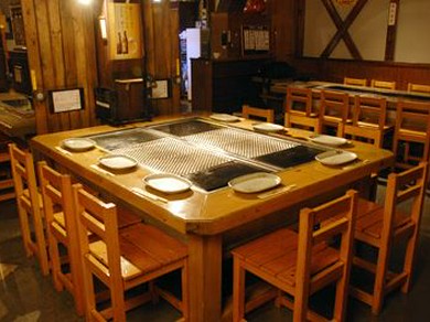 木を基調とした温かみ感じる店内