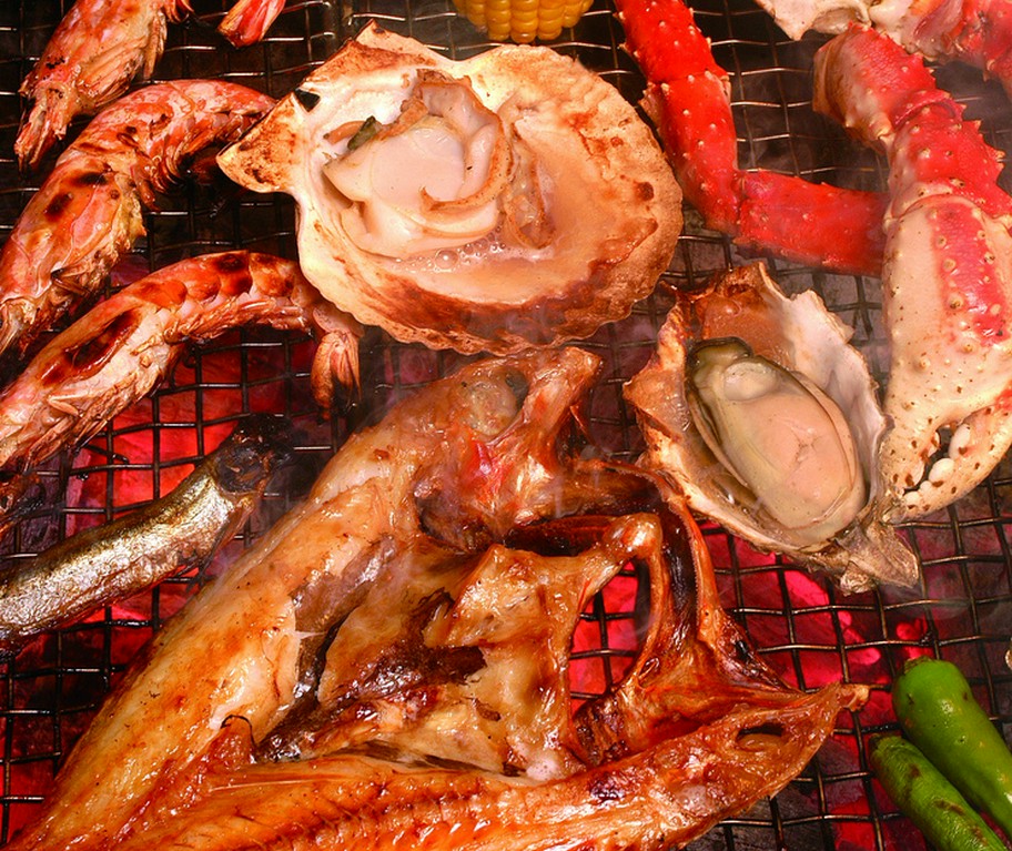 炉端を囲んで楽しい女子会