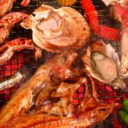 煉瓦つくりのオシャレな店内で、釧路のグルメをお楽しみいただけます。火傷してしまいそう牡蠣は、スタッフが出来上がりをお持ちしますので、安心してお食事できます。ご自身で焼きたい場合はサポートも致します。