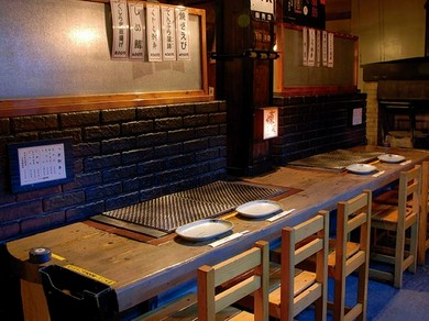 オシャレな煉瓦つくりの店内は、カップル向きのお席も完備