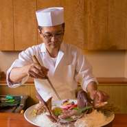 食材に恵まれた北海道、とはいえ冬場の野菜は他県、魚の種類によっては本州、九州から直送した美味しいものもを揃えています。日本酒もそうですが、全国から旬の一番美味しいものを揃えてお待ちします。