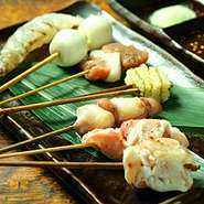 1番人気はやはりプリプリの海老。かわりネタのおすすめは、トロけたチーズがアクセントの“トマトベーコン”、プチプチとした食感の“子持ちコンブ”。10本と15本のコースをご用意！　単品注文もできます。