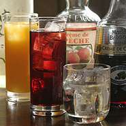 カシス、ピーチ、ヨギ等定番のカクテルは女性に人気。イチオシはマンゴーリキュールとマンゴージュースの“マンゴーマンゴー”。焼酎のおすすめは“にごり梅酒”低アルコール“柚子たん”はあっさりした飲みごこち！