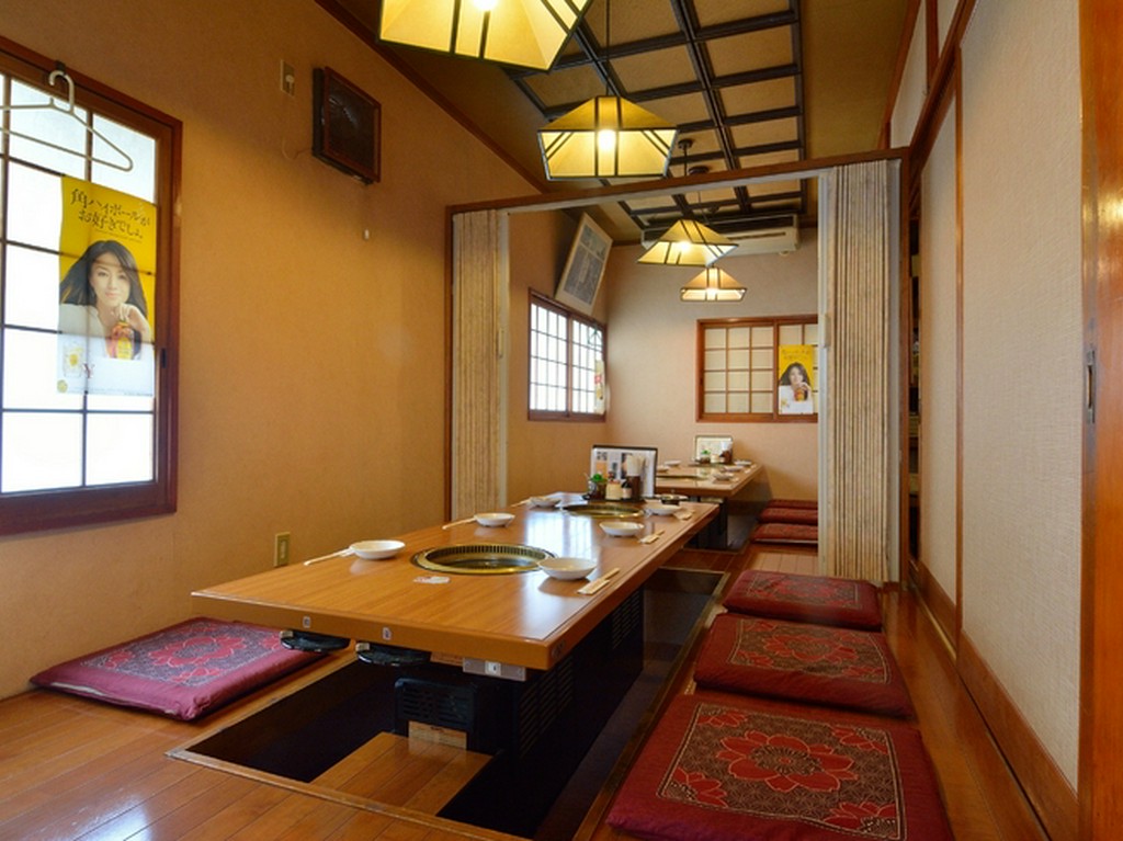 １階個室は人気の掘りごたつ席。ゆったりと会話もできます