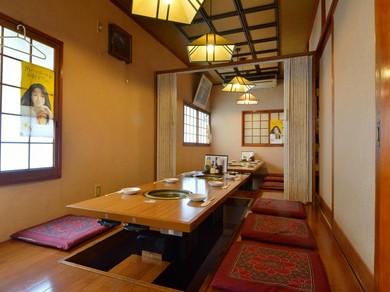 １階個室は人気の掘りごたつ席。ゆったりと会話もできます