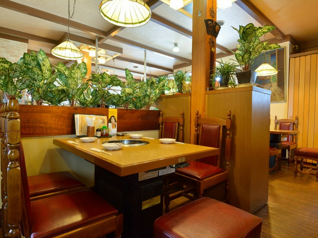 木目調の明るい店内は、家庭的な癒しの空間
