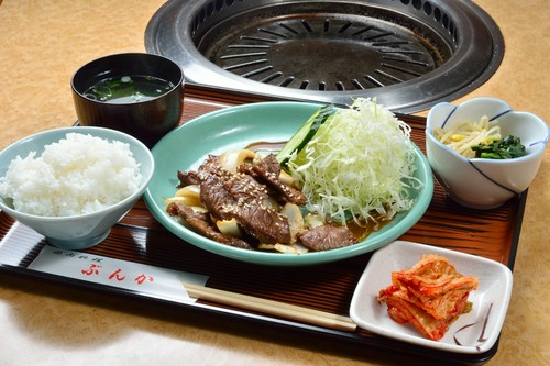 ランチも大盛況。お一人様でも気軽に味わえます