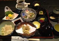 食前酒・華やぎ八寸・お造り(2種)・小鉢・蒸し物・揚げ物・ご飯・赤だし・香物・珈琲＆デザート付