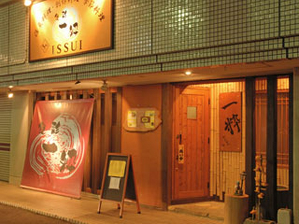 通りに映える店構え　駐車場もご用意