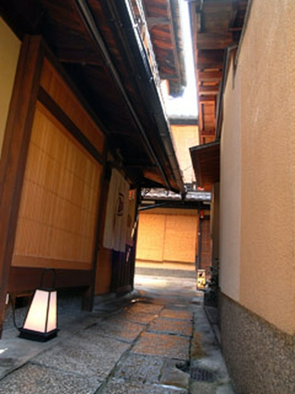 路地にひっそりたたずむお店