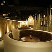 スタイリッシュな円方ソファー席は合コンや飲み会におすすめのお席！