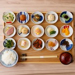 ご飯・味噌汁付
「色々なものを少しずつ沢山食べたい」15種類のおばんざいの乗った、うれしい美味しいお昼ごはん
※写真は一例です。時期や仕入れによりお惣菜の内容は変わります。
※ご飯おかわり無料