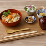 サラダ・小皿・漬物・味噌汁付