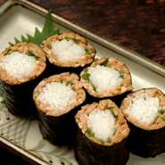 焼き海苔二分の一に、挽き割り納豆（味付き）を乗せて
葱、長芋を芯に巻き簀で巻きます。
お好みで辛しを長芋の上に乗せ、お醤油を付けてお召し上がり下さい。
当店の一番人気です。