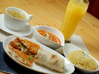 ・ナンロール
・次の中から、お好みのハーフサイズカレーをどれかおひとつ
ナス＆ポテトカレー／ほうれん草カレー／かぼちゃカレー／ダル（豆）カレー
・ハーフライス（プレーン　or　ガーリック　or　バター）