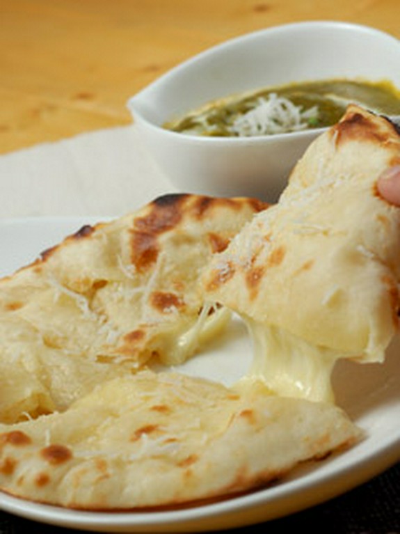 ほうれん草カレーとチーズナンの相性は抜群