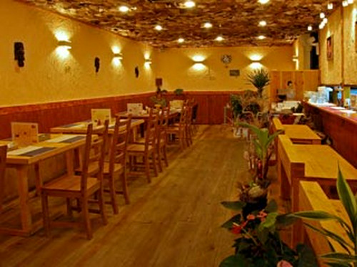 広々とした店内は落ち着いた雰囲気