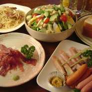 イチオシ創作料理の集大成!!当店自慢の鴨料理や生地から手作りの薄焼きピザ等、ボリュームも満点の7品のコースです!!
少人数の貸し切りもOK!!その他3500円、5000円のコース等ございます。