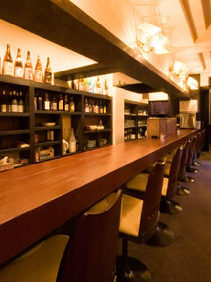 落ち着いた雰囲気のカウンター