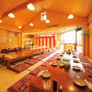 大人数様がお寛ぎ頂けるお座敷席は最大65名様がぎゅうぎゅうでお寛ぎ頂けます！ 飲み放題付きコースは3000円から各種ご用意しております。二次会だけのご利用なら二次会コース「2000円(税別)」もお勧めです。