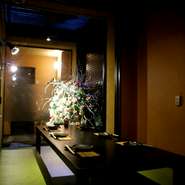 店内は竹の香りがほんのりと香る和風の落ち着いた広々とした空間。今宵訪れるゲストを気さくな店主と、焼鉄板料理が優しく御持て成し致します。