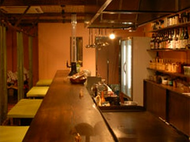 心も落ち着く広い空間、カウンタートークなども弾みます