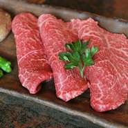 もも肉の中でもステーキなどに向く赤身肉。柔らかさとアッサリした味わいで、当店限定メニューの一番人気！