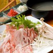 沖縄そばのスープでどうぞ！〆には沖縄そばの麺が良くあいます。（しゃぶしゃぶは2人前からの注文です。）