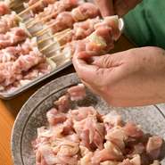 鮮度にこだわった肉を一本一本丁寧に下処理し、熟練の手によって焼き上げた焼鳥はまさに絶品です。豚バラ、鶏肉どちらもおススメです。