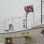 舟が目印。新潟の新鮮な本ずわいがにと海の幸をご賞味下さい。