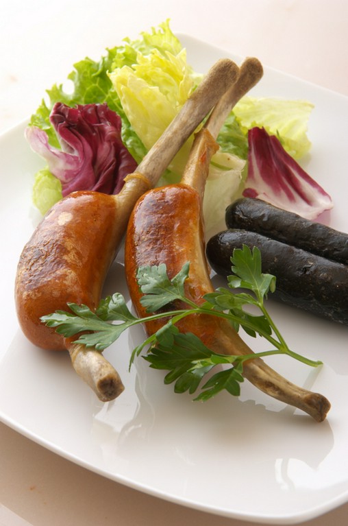 骨付きチョリソとイカスミソーセージのグリル