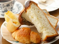 自家製パンはお店で焼き上げています。お料理と合わせてお愉しみ下さい。