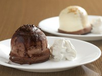 クラシックイタリアンデザート「サバイヨーネアイス」がチョコレートアイスの中に。