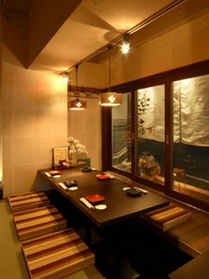 ゆったりくつろげる掘り炬燵式のお座敷