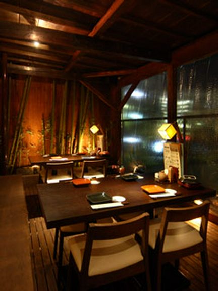 坪庭つきの風情あるテラス席