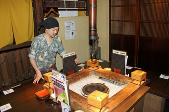 女性が多く、食事やお酒を楽しむ