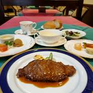 国産牛のステーキと、前菜からデザートまでついたコースです。