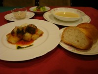 本日のスープ・メイン料理・サラダ・パン又はライス・デザート又はドリンク付き