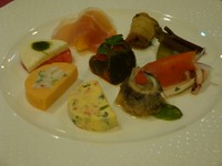 前菜盛り合わせ、本日のパスタ又はスープ、平目のポワレ又は豚ヒレ肉の生ハム重ね焼き又はサーロインステーキ、サラダ、パン又はライス、デザート盛り合わせ、ランチドリンク　コース仕立てのランチです