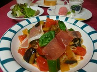 喉ごしのいい細麺のカッペリーニに、日替わりでトマトソース、バジリコ風味、ピリ辛ミートソース等味わえる。ランチドリンクに生ビールも選べます！