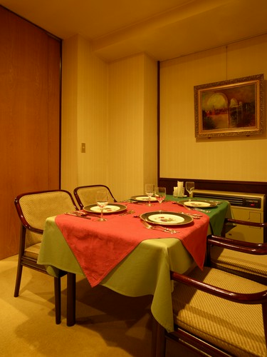 2名様、4名様の広々としたテーブル席がメインです