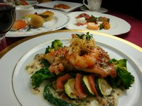 前菜盛り合わせがついて、パスタかスープ・お魚料理かお肉料理。お好みに合わせて楽しめるコースです。