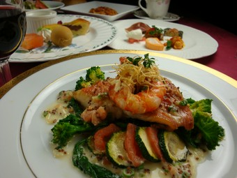 前菜盛り合わせがついて、パスタかスープ・お魚料理かお肉料理。お好みに合わせて楽しめるコースです。